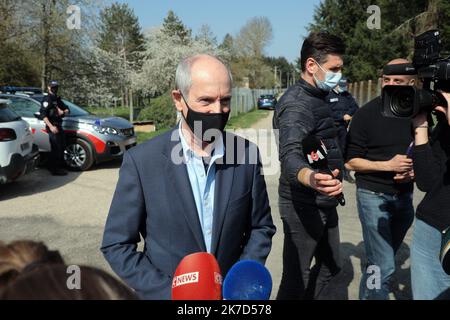 ©Christophe petit Tesson/MAXPPP - 04/04/2021 ; PEIGNES LA VILLE ; FRANCE - Guy Geoffroy, maire de Combs-la-ville ou l'homme d'affaire Bernard Tapie a ete vicetime dans sa maison avec son Epose Dominique d'un cambrioling dans la nuit par quatre hommes violents. Guy Geoffroy, maire de Combs-la-ville où l'homme d'affaires Bernard Tapie a été victime dans sa maison avec sa femme Dominique d'un violent cambriolage dans la nuit par quatre hommes armés. Banque D'Images