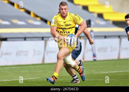 ©Laurent Lairys/MAXPPP - Pierre BOURGARIT de la Rochelle lors de la coupe européenne des champions de rugby, quart de finale rencontre de rugby entre la Rochelle et sale Sharks on 10 avril 2021 au stade Marcel Deflandre de la Rochelle, France - photo Laurent Lairys / MAXPPP Banque D'Images