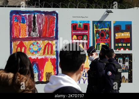 ©PHOTOPQR/L'EST REPUBLICAIN/ALEXANDRE MARCHI ; PARIS ; 12/04/2021 ; PATRIMOINE - HISTOIRE DE FRANCE - CATHÉDRALE GOTHIQUE NOTRE DAME DE PARIS - TRAVAUX - CHANTIER - RECONSTRUCTION. Paris 12 avril 2021. Des personnes et des agents de police (policiers) passant des dessins sur la palette du canal de mise en sécurité de la cathédrale notre-Dame de Paris, deux ans après le violent incendie du 15 avril 2019, avant sa restauration et sa reconstruction. PHOTO Alexandre MARCHI. - Paris, France, avril 12th 2021. Œuvres à la cathédrale notre Dame de Paris dévastée par un incendie il y a 2 ans Banque D'Images