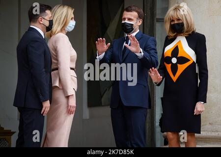 ©THOMAS PADILLA/MAXPPP - 16/04/2021 ; PARIS, FRANCE ; LE PRÉSIDENT DE LA RÉPUBLIQUE, EMMANUEL MACRON RECOIT LE PRÉSIDENT D'UKRAINE, VOLODYMYR ZELENSKY AU PALAIS DE L'ELYSEE. EN PRÉSENCE DES EPOUSES DES PRÉSIDENTS, BRIGITTE MACRON ET OLENA ZELENSKA. Le président français Emmanuel Macron reçoit le président ukrainien Volodymyr Zelensky à l'Elysée à Paris, sur 16 avril 2021. Banque D'Images