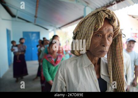 ©Abhisek Saha / le Pictorium/MAXPPP - Abhisek Saha / le Pictorium - 6/4/2021 - Inde / Tripura / Agartala - les gens font la file pour voter pour les élections du TTAADC a la peripherie d'Agartala. / 6/4/2021 - Inde / Tripura / Agartala - les gens font la queue pour voter pour les élections du TTAADC à la périphérie d'Agartala Banque D'Images