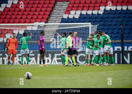 Aurélien Morissard / IP3 ; l'équipe de Saint-Etienne célèbre un but lors du championnat de France Ligue 1 entre Paris Saint Germain (PSG) et Saint-Etienne sur 18 avril 2021 au stade du Parc des Princes à Paris, France. Banque D'Images