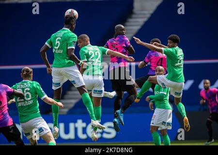 Aurélien Morissard / IP3 ; la Caisse du Pape Saint-Etienne joue un ballon lors du championnat de France Ligue 1 entre Paris Saint Germain (PSG) et Saint-Etienne sur 18 avril 2021 au stade du Parc des Princes à Paris, France. Banque D'Images