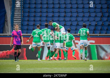 Aurélien Morissard / IP3 ; l'équipe de Saint-Etienne célèbre un but lors du championnat de France Ligue 1 entre Paris Saint Germain (PSG) et Saint-Etienne sur 18 avril 2021 au stade du Parc des Princes à Paris, France. Banque D'Images