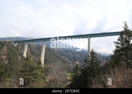 ©Pierre Teyssot/MAXPPP ; Tour des Alpes course cycliste UCI. Innsbruck, Autriche sur 19 avril 2021. En route pour Brennero, le col Brenner, le pont Europa Pierre Teyssot / Maxppp Banque D'Images