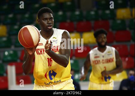 Thierry Larret / Maxppp. Panier Pro B: JA Vichy Clermont Metropole vs Sharks Antibes. Le 20 avril 2021, Palais des sports Pierre Coulon, Vichy (03). Banque D'Images