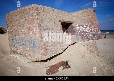 ©PHOTOPQR/VOIX DU NORD/Johan BEN AZZOUZ ; 22/04/2021 ; Leffrinckoucke, le 22 avril 2021. Une derniere réflexion pour le célèbre blockhaus miroir, déjà démis quasi-démantelé. L'artiste ayant déjà été déprimé de son oeuvre, fait de financement pour l'entenir. PHOTO JOHAN BEN AZZOUZ LA VOIX DU NORD - Leffrinckoucke, France, avril 22nd 2021. Une dernière réflexion pour le célèbre blockhaus miroir, maintenant presque démantelé. L'artiste ayant décidé de démanteler son travail par manque de financement pour le maintenir. Banque D'Images