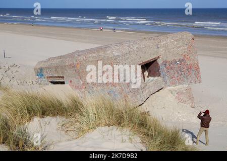 ©PHOTOPQR/VOIX DU NORD/Johan BEN AZZOUZ ; 22/04/2021 ; Leffrinckoucke, le 22 avril 2021. Une derniere réflexion pour le célèbre blockhaus miroir, déjà démis quasi-démantelé. L'artiste ayant déjà été déprimé de son oeuvre, fait de financement pour l'entenir. PHOTO JOHAN BEN AZZOUZ LA VOIX DU NORD - Leffrinckoucke, France, avril 22nd 2021. Une dernière réflexion pour le célèbre blockhaus miroir, maintenant presque démantelé. L'artiste ayant décidé de démanteler son travail par manque de financement pour le maintenir. Banque D'Images