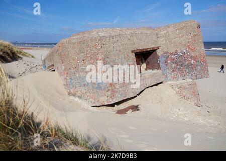 ©PHOTOPQR/VOIX DU NORD/Johan BEN AZZOUZ ; 22/04/2021 ; Leffrinckoucke, le 22 avril 2021. Une derniere réflexion pour le célèbre blockhaus miroir, déjà démis quasi-démantelé. L'artiste ayant déjà été déprimé de son oeuvre, fait de financement pour l'entenir. PHOTO JOHAN BEN AZZOUZ LA VOIX DU NORD - Leffrinckoucke, France, avril 22nd 2021. Une dernière réflexion pour le célèbre blockhaus miroir, maintenant presque démantelé. L'artiste ayant décidé de démanteler son travail par manque de financement pour le maintenir. Banque D'Images