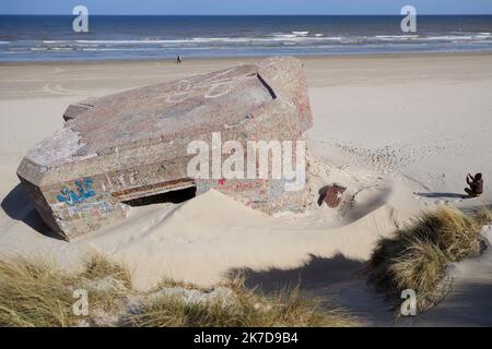 ©PHOTOPQR/VOIX DU NORD/Johan BEN AZZOUZ ; 22/04/2021 ; Leffrinckoucke, le 22 avril 2021. Une derniere réflexion pour le célèbre blockhaus miroir, déjà démis quasi-démantelé. L'artiste ayant déjà été déprimé de son oeuvre, fait de financement pour l'entenir. PHOTO JOHAN BEN AZZOUZ LA VOIX DU NORD - Leffrinckoucke, France, avril 22nd 2021. Une dernière réflexion pour le célèbre blockhaus miroir, maintenant presque démantelé. L'artiste ayant décidé de démanteler son travail par manque de financement pour le maintenir. Banque D'Images