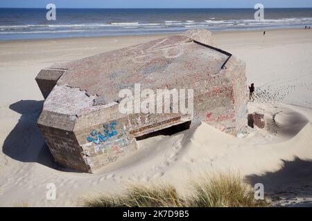 ©PHOTOPQR/VOIX DU NORD/Johan BEN AZZOUZ ; 22/04/2021 ; Leffrinckoucke, le 22 avril 2021. Une derniere réflexion pour le célèbre blockhaus miroir, déjà démis quasi-démantelé. L'artiste ayant déjà été déprimé de son oeuvre, fait de financement pour l'entenir. PHOTO JOHAN BEN AZZOUZ LA VOIX DU NORD - Leffrinckoucke, France, avril 22nd 2021. Une dernière réflexion pour le célèbre blockhaus miroir, maintenant presque démantelé. L'artiste ayant décidé de démanteler son travail par manque de financement pour le maintenir. Banque D'Images