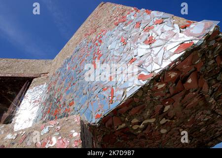 ©PHOTOPQR/VOIX DU NORD/Johan BEN AZZOUZ ; 22/04/2021 ; Leffrinckoucke, le 22 avril 2021. Une derniere réflexion pour le célèbre blockhaus miroir, déjà démis quasi-démantelé. L'artiste ayant déjà été déprimé de son oeuvre, fait de financement pour l'entenir. PHOTO JOHAN BEN AZZOUZ LA VOIX DU NORD - Leffrinckoucke, France, avril 22nd 2021. Une dernière réflexion pour le célèbre blockhaus miroir, maintenant presque démantelé. L'artiste ayant décidé de démanteler son travail par manque de financement pour le maintenir. Banque D'Images