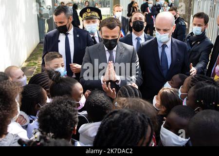 @ Pool/Raphael Lafargue/Maxppp, France, Melun, 2021/04/26 le président français Emmanuel Macron et le ministre français de l'éducation nationale regardent la jeunesse et le sport Jean Michel Blanquer lors d'une visite à l'école primaire de Melun, sur 26 avril 2021, Les écoles primaires et maternelles françaises rouvrent après trois semaines de fermeture, afin de freiner la propagation de la pandémie Covid-19. Banque D'Images