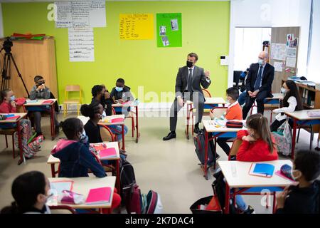 @ Pool/Raphael Lafargue/Maxppp, France, Melun, 2021/04/26 le président français Emmanuel Macron et le ministre français de l'éducation nationale regardent la jeunesse et le sport Jean Michel Blanquer lors d'une visite à l'école primaire de Melun, sur 26 avril 2021, Les écoles primaires et maternelles françaises rouvrent après trois semaines de fermeture, afin de freiner la propagation de la pandémie Covid-19. Banque D'Images