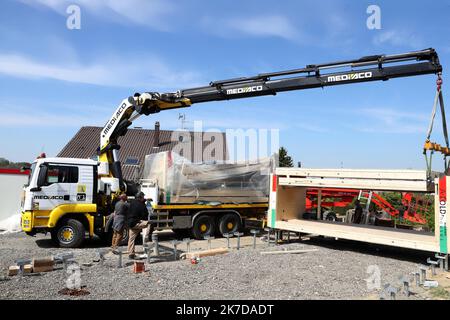 ©PHOTOPQR/l'ALSACE/Darek SZUSTER ; Blotzheim ; 26/04/2021 ; l'installation de la première en Europe maison pliable sur le terrain de Valérie Meyer à Blotzheim le 26 avril 2021. - L'installation de la première maison pliable sur le terrain de Valérie Meyer à Blotzheim, dans le nord-est de la France, le 26th 2021 avril Banque D'Images