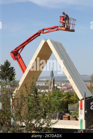 ©PHOTOPQR/l'ALSACE/Darek SZUSTER ; Blotzheim ; 26/04/2021 ; l'installation de la première en Europe maison pliable sur le terrain de Valérie Meyer à Blotzheim le 26 avril 2021. - L'installation de la première maison pliable sur le terrain de Valérie Meyer à Blotzheim, dans le nord-est de la France, le 26th 2021 avril Banque D'Images