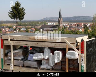 ©PHOTOPQR/l'ALSACE/Darek SZUSTER ; Blotzheim ; 26/04/2021 ; l'installation de la première en Europe maison pliable sur le terrain de Valérie Meyer à Blotzheim le 26 avril 2021. - L'installation de la première maison pliable sur le terrain de Valérie Meyer à Blotzheim, dans le nord-est de la France, le 26th 2021 avril Banque D'Images