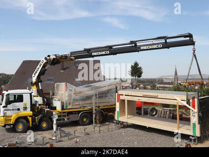 ©PHOTOPQR/l'ALSACE/Darek SZUSTER ; Blotzheim ; 26/04/2021 ; l'installation de la première en Europe maison pliable sur le terrain de Valérie Meyer à Blotzheim le 26 avril 2021. - L'installation de la première maison pliable sur le terrain de Valérie Meyer à Blotzheim, dans le nord-est de la France, le 26th 2021 avril Banque D'Images