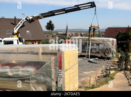 ©PHOTOPQR/l'ALSACE/Darek SZUSTER ; Blotzheim ; 26/04/2021 ; l'installation de la première en Europe maison pliable sur le terrain de Valérie Meyer à Blotzheim le 26 avril 2021. - L'installation de la première maison pliable sur le terrain de Valérie Meyer à Blotzheim, dans le nord-est de la France, le 26th 2021 avril Banque D'Images