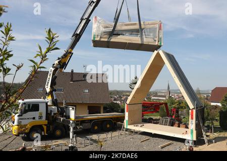 ©PHOTOPQR/l'ALSACE/Darek SZUSTER ; Blotzheim ; 26/04/2021 ; l'installation de la première en Europe maison pliable sur le terrain de Valérie Meyer à Blotzheim le 26 avril 2021. - L'installation de la première maison pliable sur le terrain de Valérie Meyer à Blotzheim, dans le nord-est de la France, le 26th 2021 avril Banque D'Images