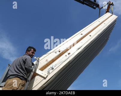 ©PHOTOPQR/l'ALSACE/Darek SZUSTER ; Blotzheim ; 26/04/2021 ; l'installation de la première en Europe maison pliable sur le terrain de Valérie Meyer à Blotzheim le 26 avril 2021. - L'installation de la première maison pliable sur le terrain de Valérie Meyer à Blotzheim, dans le nord-est de la France, le 26th 2021 avril Banque D'Images