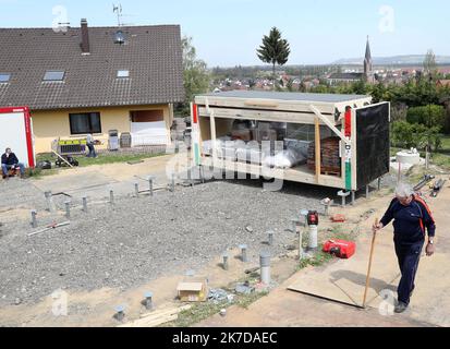 ©PHOTOPQR/l'ALSACE/Darek SZUSTER ; Blotzheim ; 26/04/2021 ; l'installation de la première en Europe maison pliable sur le terrain de Valérie Meyer à Blotzheim le 26 avril 2021. - L'installation de la première maison pliable sur le terrain de Valérie Meyer à Blotzheim, dans le nord-est de la France, le 26th 2021 avril Banque D'Images