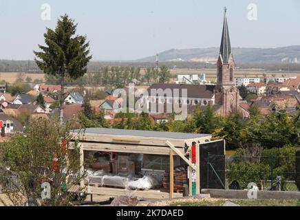 ©PHOTOPQR/l'ALSACE/Darek SZUSTER ; Blotzheim ; 26/04/2021 ; l'installation de la première en Europe maison pliable sur le terrain de Valérie Meyer à Blotzheim le 26 avril 2021. - L'installation de la première maison pliable sur le terrain de Valérie Meyer à Blotzheim, dans le nord-est de la France, le 26th 2021 avril Banque D'Images