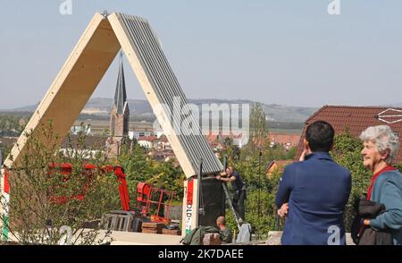 ©PHOTOPQR/l'ALSACE/Darek SZUSTER ; Blotzheim ; 26/04/2021 ; l'installation de la première en Europe maison pliable sur le terrain de Valérie Meyer à Blotzheim le 26 avril 2021. - L'installation de la première maison pliable sur le terrain de Valérie Meyer à Blotzheim, dans le nord-est de la France, le 26th 2021 avril Banque D'Images