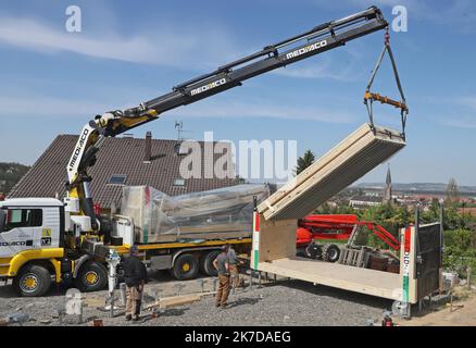 ©PHOTOPQR/l'ALSACE/Darek SZUSTER ; Blotzheim ; 26/04/2021 ; l'installation de la première en Europe maison pliable sur le terrain de Valérie Meyer à Blotzheim le 26 avril 2021. - L'installation de la première maison pliable sur le terrain de Valérie Meyer à Blotzheim, dans le nord-est de la France, le 26th 2021 avril Banque D'Images