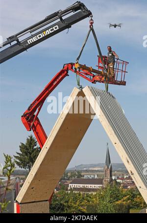 ©PHOTOPQR/l'ALSACE/Darek SZUSTER ; Blotzheim ; 26/04/2021 ; l'installation de la première en Europe maison pliable sur le terrain de Valérie Meyer à Blotzheim le 26 avril 2021. - L'installation de la première maison pliable sur le terrain de Valérie Meyer à Blotzheim, dans le nord-est de la France, le 26th 2021 avril Banque D'Images