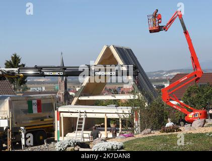 ©PHOTOPQR/l'ALSACE/Darek SZUSTER ; Blotzheim ; 27/04/2021 ; l'installation de la première en Europe maison pliable sur le terrain de Valérie Meyer à Blotzheim le 26 avril 2021. - France installation de la première maison pliable en Europe sur le site de Valérie Meyer à Blotzheim sur 26 avril 2021. Banque D'Images