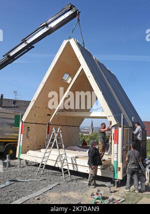 ©PHOTOPQR/l'ALSACE/Darek SZUSTER ; Blotzheim ; 27/04/2021 ; l'installation de la première en Europe maison pliable sur le terrain de Valérie Meyer à Blotzheim le 26 avril 2021. - France installation de la première maison pliable en Europe sur le site de Valérie Meyer à Blotzheim sur 26 avril 2021. Banque D'Images