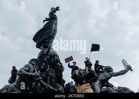 ©Jan Schmidt-Whitley/le Pictorium/MAXPPP - Jan Schmidt-Whitley/le Pictorium - 01/05/2021 - France / Ile-de-France / Paris - des jeunes sur la statue au milieu de la place de la Nation a la fin de la manifestation. Plusieurs dizaines de milliers de personnes se sont rassembés un Paris pour manifester l'occasion des célébrations du 1er mai à l'appel de syndicats de nombreux. Des heurts ont eclate tout au long de la journée, les manifestes ont finalement pu se réjouir de la place de la Nation sous haute présence policiere. / 01/05/2021 - France / Ile-de-France (région) / Paris - plusieurs dizaines de tho Banque D'Images