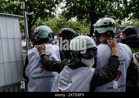 ©Jan Schmidt-Whitley/le Pictorium/MAXPPP - Jan Schmidt-Whitley/le Pictorium - 01/05/2021 - France / Ile-de-France / Paris - des observateurs de la Ligue des droits de l'homme suspendu la manifestation. Plusieurs dizaines de milliers de personnes se sont rassembés un Paris pour manifester l'occasion des célébrations du 1er mai à l'appel de syndicats de nombreux. Des heurts ont eclate tout au long de la journée, les manifestes ont finalement pu se réjouir de la place de la Nation sous haute présence policiere. / 01/05/2021 - France / Ile-de-France (région) / Paris - plusieurs dizaines de milliers de peo Banque D'Images