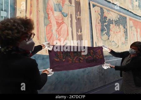 ©PHOTOPQR/OUEST FRANCE/Eddy LEMAISTRE ; ANGERS ; 06/05/2021 ; des fragments biens protégés de la prothèse de l’Apocalypse, ont été repassés dans les ressources de la Galerie Charles Ratton et Guy Ladrière à Paris au printemps 2020. Après analyses par la DRAC des pays de la Loire, pour confirmer l’authentification de ces pièces, ils ont déjà fait don d’en faire au Château d’Angers afin que ces fragments rebouvent la tapisserie originale à laque ils ont partie. Tapisserie de l'Apocalypse : une galerie parisienne trouve dans ses réserves des fragments du chef-d'œuvre médiéval oublié pour presque Banque D'Images