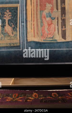 ©PHOTOPQR/OUEST FRANCE/Eddy LEMAISTRE ; ANGERS ; 06/05/2021 ; des fragments biens protégés de la prothèse de l’Apocalypse, ont été repassés dans les ressources de la Galerie Charles Ratton et Guy Ladrière à Paris au printemps 2020. Après analyses par la DRAC des pays de la Loire, pour confirmer l’authentification de ces pièces, ils ont déjà fait don d’en faire au Château d’Angers afin que ces fragments rebouvent la tapisserie originale à laque ils ont partie. Tapisserie de l'Apocalypse : une galerie parisienne trouve dans ses réserves des fragments du chef-d'œuvre médiéval oublié pour presque Banque D'Images