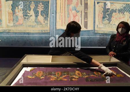 ©PHOTOPQR/OUEST FRANCE/Eddy LEMAISTRE ; ANGERS ; 06/05/2021 ; des fragments biens protégés de la prothèse de l’Apocalypse, ont été repassés dans les ressources de la Galerie Charles Ratton et Guy Ladrière à Paris au printemps 2020. Après analyses par la DRAC des pays de la Loire, pour confirmer l’authentification de ces pièces, ils ont déjà fait don d’en faire au Château d’Angers afin que ces fragments rebouvent la tapisserie originale à laque ils ont partie. Tapisserie de l'Apocalypse : une galerie parisienne trouve dans ses réserves des fragments du chef-d'œuvre médiéval oublié pour presque Banque D'Images