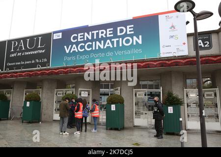 ©PHOTOPQR/LE PARISIEN/ Aurélie Audureau ; paris ; 06/05/2021 ; ouverture du vaccindrome de la porte de Versailles la Brigade des sapeurs-pompiers de Paris, la Préfecture de police, l’Agence régionale de santé d’Île-de-France, en collaboration avec la ville de Paris et la Croix-Rouge, loyer un vaccinent, 5 au sein du parc des expositions de la porte de Versailles. vaccination contre la vaccine covid 19 covid-19 - 2021/0/06. Centre de vaccination Covid Banque D'Images