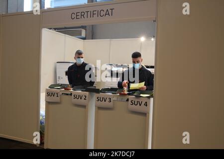 ©PHOTOPQR/LE PARISIEN/ Aurélie Audureau ; paris ; 06/05/2021 ; ouverture du vaccindrome de la porte de Versailles la Brigade des sapeurs-pompiers de Paris, la Préfecture de police, l’Agence régionale de santé d’Île-de-France, en collaboration avec la ville de Paris et la Croix-Rouge, loyer un vaccinent, 5 au sein du parc des expositions de la porte de Versailles. Salle de certification après la vaccination vaccin vaccin vaccin vaccin covid 19 covid-19 - 2021/0/06. Centre de vaccination Covid Banque D'Images