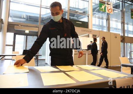 ©PHOTOPQR/LE PARISIEN/ Aurélie Audureau ; paris ; 06/05/2021 ; ouverture du vaccindrome de la porte de Versailles la Brigade des sapeurs-pompiers de Paris, la Préfecture de police, l’Agence régionale de santé d’Île-de-France, en collaboration avec la ville de Paris et la Croix-Rouge, loyer un vaccinent, 5 au sein du parc des expositions de la porte de Versailles. Salle de certification après la vaccination vaccin vaccin vaccin vaccin covid 19 covid-19 - 2021/0/06. Centre de vaccination Covid Banque D'Images