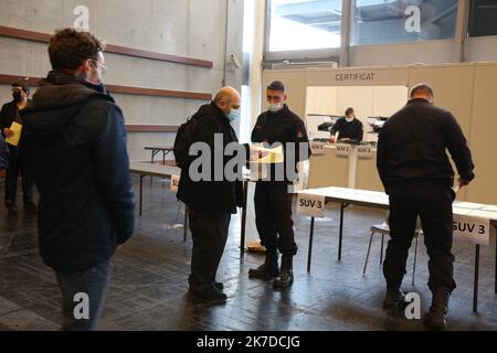 ©PHOTOPQR/LE PARISIEN/ Aurélie Audureau ; paris ; 06/05/2021 ; ouverture du vaccindrome de la porte de Versailles la Brigade des sapeurs-pompiers de Paris, la Préfecture de police, l’Agence régionale de santé d’Île-de-France, en collaboration avec la ville de Paris et la Croix-Rouge, loyer un vaccinent, 5 au sein du parc des expositions de la porte de Versailles. Salle de certification après la vaccination vaccin vaccin vaccin vaccin covid 19 covid-19 - 2021/0/06. Centre de vaccination Covid Banque D'Images