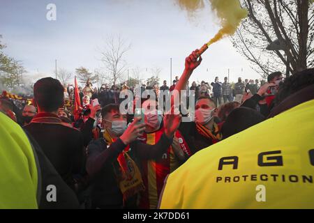 ©PHOTOPQR/VOIX DU NORD/COURBE ; 07/05/2021 ; DERBY RCL LOSC LES SUPPORTERS LENSOIS ACCUELENT LES JOUEURS DE L'HÔTEL DU LOUVRE AU STADE BOLAERT. LENTILLE LE 7 MAI 2021. PHOTO SEVERINE COUBE LA VOIX DU NORD - 7 mai 2021 supporters barrés du stade Lens derby - Lille en raison de la pandémie tje covid-19. Environ 3 000 personnes Banque D'Images