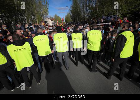 ©PHOTOPQR/VOIX DU NORD/COURBE ; 07/05/2021 ; DERBY RCL LOSC LES SUPPORTERS LENSOIS ACCUELENT LES JOUEURS DE L'HÔTEL DU LOUVRE AU STADE BOLAERT. LENTILLE LE 7 MAI 2021. PHOTO SEVERINE COUBE LA VOIX DU NORD - 7 mai 2021 supporters barrés du stade Lens derby - Lille en raison de la pandémie tje covid-19. Environ 3 000 personnes Banque D'Images