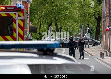 ©PHOTOPQR/VOIX DU NORD/BONNIERE Pascal ; Lille 08/05/2021 intervention du drainage pour un vote suspect avec une plaque allumée rue des magasins proche de la caserne militaire Lille, France, mai 8th 2021. Intervention du déminage d'une voiture suspecte avec une plaque allemande dans la rue des magasins près des casernes militaires Banque D'Images