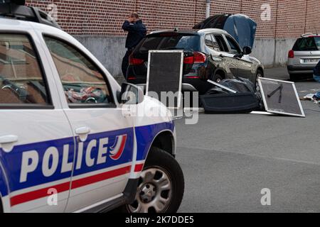 ©PHOTOPQR/VOIX DU NORD/BONNIERE Pascal ; Lille 08/05/2021 intervention du drainage pour un vote suspect avec une plaque allumée rue des magasins proche de la caserne militaire Lille, France, mai 8th 2021. Intervention du déminage d'une voiture suspecte avec une plaque allemande dans la rue des magasins près des casernes militaires Banque D'Images