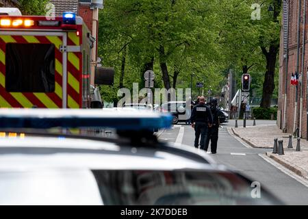 ©PHOTOPQR/VOIX DU NORD/BONNIERE Pascal ; Lille 08/05/2021 intervention du drainage pour un vote suspect avec une plaque allumée rue des magasins proche de la caserne militaire Lille, France, mai 8th 2021. Intervention du déminage d'une voiture suspecte avec une plaque allemande dans la rue des magasins près des casernes militaires Banque D'Images