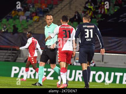 ©Mourad ALLILI/MAXPPP - Ruddy BUQUET arbitre français lors de la demi-finale du match de football de la coupe française entre GFA Rumilly Vallieres et MONACO au Parc des Sports d'Annecy; est de la France sur 13 mai; 2021. Banque D'Images