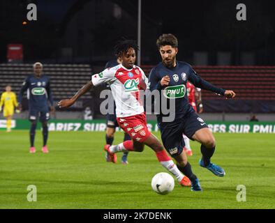 ©Mourad ALLILI/MAXPPP - le milieu de terrain français de Rumilly Vallieres Joris Cottin (R) lutte pour le ballon avec le milieu portugais de Monaco Gelson Martins lors du match de demi-finale de la coupe française entre le GFA Rumilly Vallieres et MONACO au Parc des Sports d'Annecy; est de la France sur 13 mai; 2021. Banque D'Images