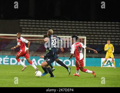 ©Mourad ALLILI/MAXPPP - le milieu de terrain français de Rumilly Vallieres Joris Cottin (R) lutte pour le ballon avec le milieu portugais de Monaco Gelson Martins lors du match de demi-finale de la coupe française entre le GFA Rumilly Vallieres et MONACO au Parc des Sports d'Annecy; est de la France sur 13 mai; 2021. Banque D'Images