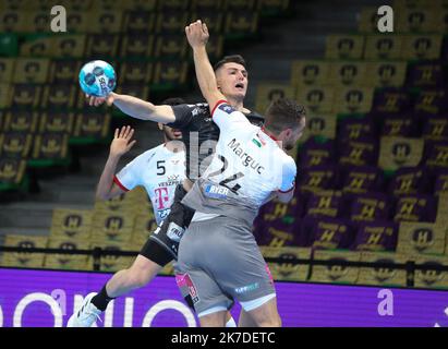 ©Laurent Lairys/MAXPPP - Aymeric Minne de HBC Nantes et Gaöper Marguc de Veszprem lors de la Ligue des champions de l'EHF, match de handball quart-finale entre HBC Nantes et Telekom Veszprem HC sur 13 mai 2021 au stade H de Nantes, France - photo Laurent Lairys / MAXPPP Banque D'Images